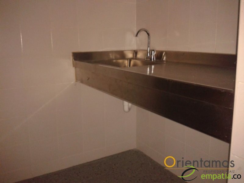 Oficina-Local disponible para Ambos en Sabaneta Loma San Jose Foto numero 1